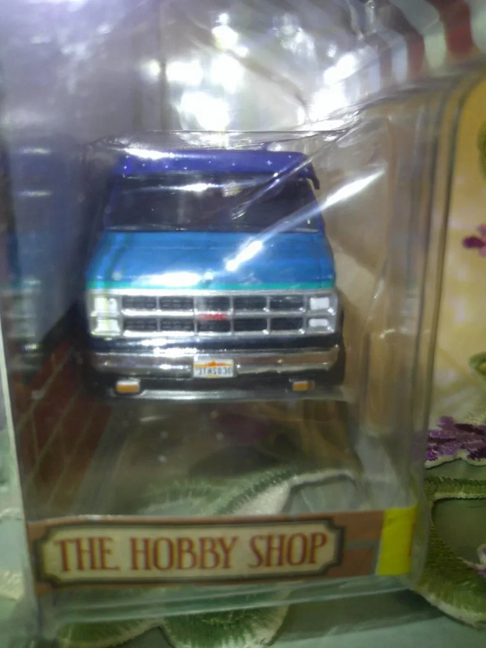 1:64 Greenlight Hobby Shop Series 3 ~ 1981 GMC Vandura Custom w Backpacker NIP